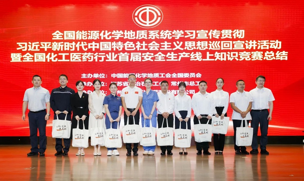 5171724290103272.jpg 宣讲员宣告慰问品合照1.jpg
